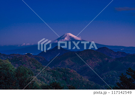 【静岡県】伊豆の山中から望む富士山の夜明け 117142549