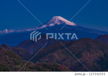 【静岡県】伊豆の山中から望む富士山の夜明け 117142551