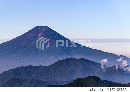 (山梨県)雁ヶ腹摺山から見る夏の富士山 (山梨県)雁ヶ腹摺山から見る夏の富士山 117142583