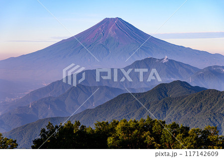 (山梨県)雁ヶ腹摺山から見る夏の富士山 (山梨県)雁ヶ腹摺山から見る夏の富士山 117142609