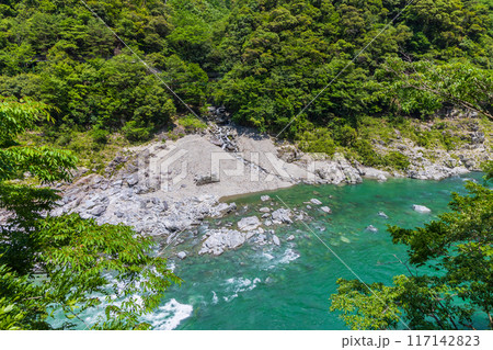 徳島県三好市 エメラルドグリーンの清流と渓谷美 大歩危峡 徳島県三好市 エメラルドグリーンの清流と渓谷美 大歩危峡 117142823