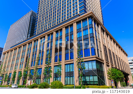 東京　千代田区 丸の内　日比谷通りから見た 丸の内二重橋ビル 117143019