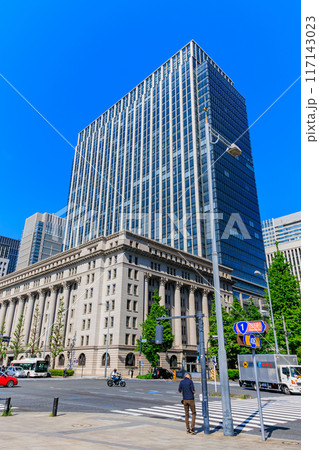 東京　千代田区 丸の内　日比谷通りから見た 明治安田生命ビル 117143023