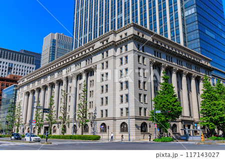 東京　千代田区 丸の内　日比谷通りから見た 明治安田生命ビル 117143027