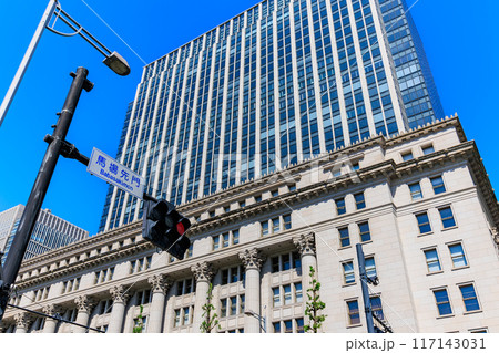 東京　千代田区 丸の内　日比谷通りから見た 明治安田生命ビル 117143031