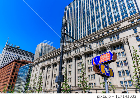 東京　千代田区 丸の内　日比谷通りから見た 明治安田生命ビル 117143032