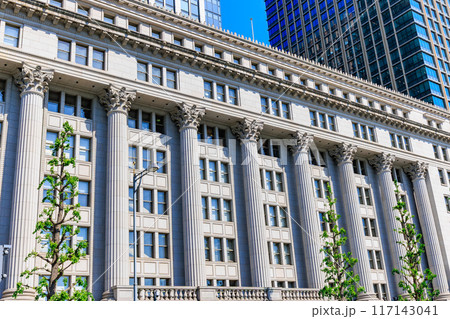 東京　千代田区 丸の内　日比谷通りから見た 明治安田生命ビル 117143041