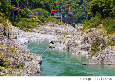 徳島県三好市　エメラルドグリーンの清流と渓谷美　大歩危峡 117143290