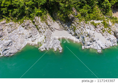 徳島県三好市 エメラルドグリーンの清流と渓谷美 大歩危峡 徳島県三好市 エメラルドグリーンの清流と渓谷美 大歩危峡 117143307