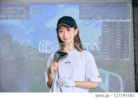 室内ゴルフ練習場で練習をする女性 室内ゴルフ練習場で練習をする女性 117143565