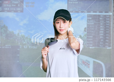 室内ゴルフ練習場で練習をする女性 室内ゴルフ練習場で練習をする女性 117143566