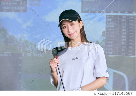 室内ゴルフ練習場で練習をする女性 室内ゴルフ練習場で練習をする女性 117143567