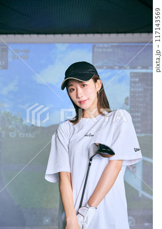 室内ゴルフ練習場で練習をする女性 室内ゴルフ練習場で練習をする女性 117143569