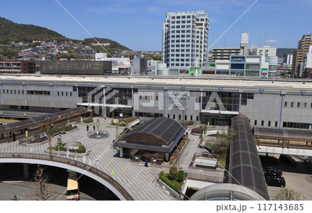 阪急　川西能勢口駅の駅ビルとペデストリアンデッキ 117143685