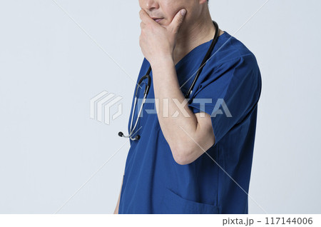 憂鬱な表情の50代医療従事者 117144006