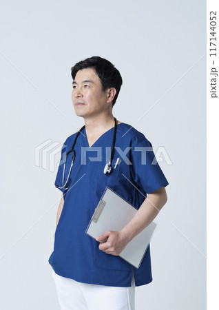 カルテを持った50代医療従事者 117144052