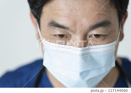 マスクをつけた50代の医療従事者 マスクをつけた50代の医療従事者 117144080