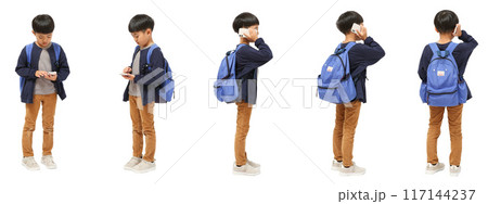 スマホを持つリュック小学生男の子の全身人物切り抜き素材 スマホを持つリュック小学生男の子の全身人物切り抜き素材 117144237
