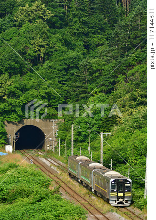 室蘭本線を走るH100形の列車 117144311