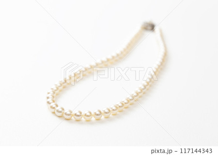 白背景に真珠のネックレス 白背景に真珠のネックレス 117144343