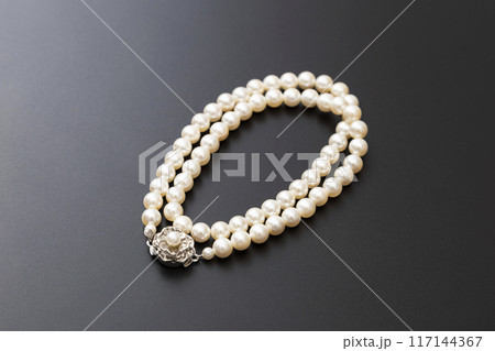 黒背景に真珠のネックレス 117144367