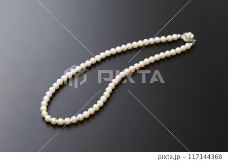 黒背景に真珠のネックレス 117144368