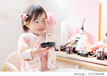 ひなあられを食べる乳幼児（1歳） 117144446