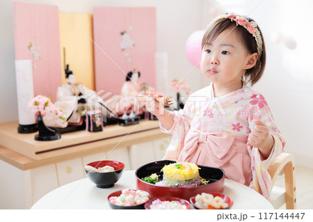 桃の節句のお食事　ひな祭りを祝う女の子 117144447