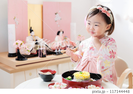 雛祭り　食事する乳幼児（1歳）　桃の節句 117144448