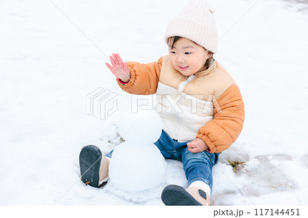 雪だるまを作って遊ぶ乳幼児(1歳) 雪だるまを作って遊ぶ乳幼児(1歳) 117144451