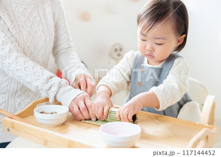 ママと巻き寿司を作る乳幼児（1歳）　恵方巻き 117144452