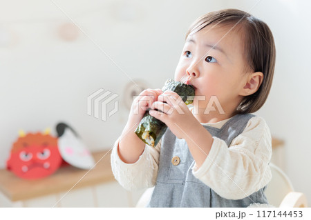 巻き寿司を食べる乳幼児　恵方巻き 117144453