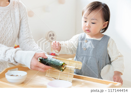 ママと巻き寿司を作る乳幼児（1歳）　恵方巻き 117144454