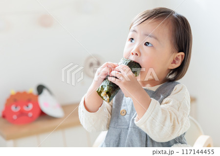 巻き寿司を食べる乳幼児　恵方巻き 117144455