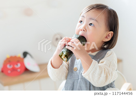 巻き寿司を食べる乳幼児　恵方巻き 117144456