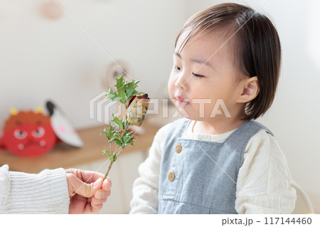 子どもに伝える節分行事　柊鰯　匂いを嗅ぐ　乳幼児（1歳） 117144460