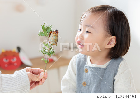 子どもに伝える節分行事 柊鰯 匂いを嗅ぐ 乳幼児(1歳) 子どもに伝える節分行事 柊鰯 匂いを嗅ぐ 乳幼児(1歳) 117144461