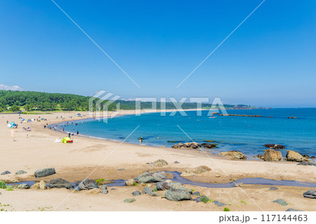 「青森県」青空と白浜海水浴場・種差海岸　八戸市 117144463