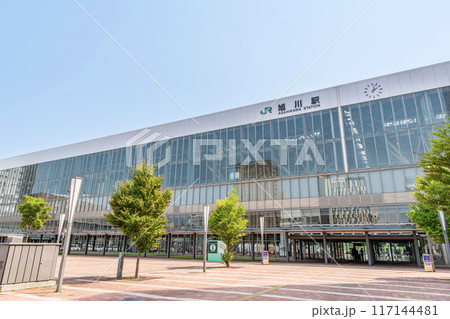 北海道旭川市　旭川の玄関口　快晴のJR旭川駅（北口） 117144481