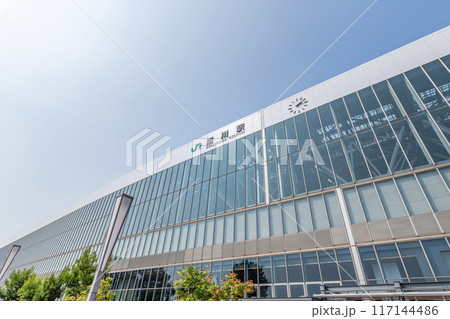 北海道旭川市　旭川の玄関口　快晴のJR旭川駅（南口） 117144486