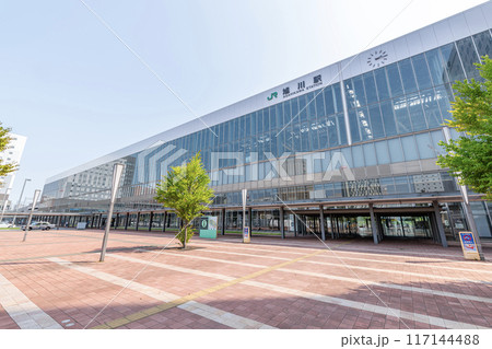 北海道旭川市　旭川の玄関口　快晴のJR旭川駅（北口） 117144488