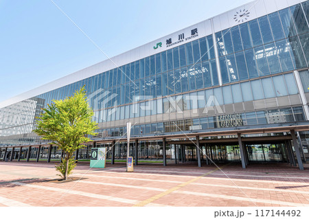 北海道旭川市　旭川の玄関口　快晴のJR旭川駅（北口） 117144492