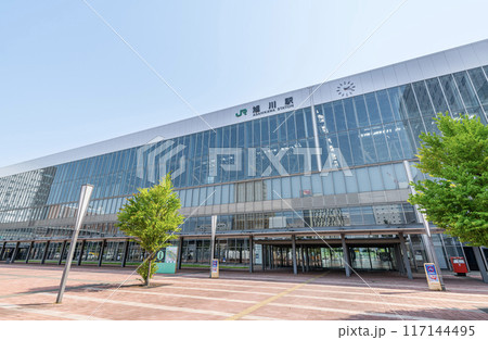 北海道旭川市　旭川の玄関口　快晴のJR旭川駅（北口） 117144495