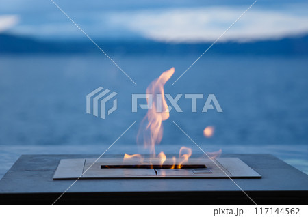 癒しの炎を灯すガス灯のインテリア 117144562