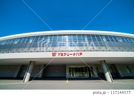 「青森県」快晴の空とYSアリーナ八戸(長根屋内スケート場) 八戸市 「青森県」快晴の空とYSアリーナ八戸(長根屋内スケート場) 八戸市 117144577