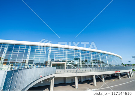 「青森県」快晴の空とYSアリーナ八戸（長根屋内スケート場）　八戸市 117144610