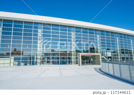 「青森県」快晴の空とYSアリーナ八戸（長根屋内スケート場）　八戸市 117144611