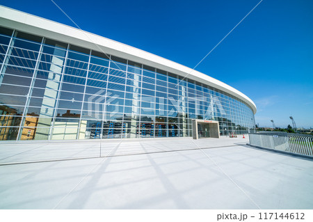 「青森県」快晴の空とYSアリーナ八戸(長根屋内スケート場) 八戸市 「青森県」快晴の空とYSアリーナ八戸(長根屋内スケート場) 八戸市 117144612