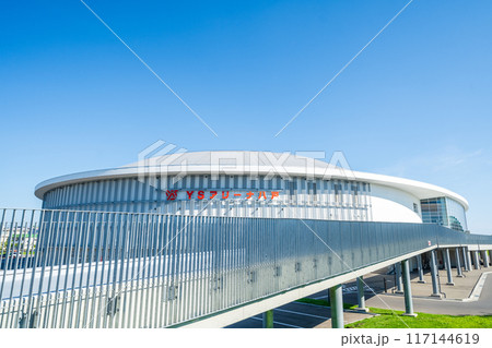 「青森県」快晴の空とYSアリーナ八戸（長根屋内スケート場）　八戸市 117144619
