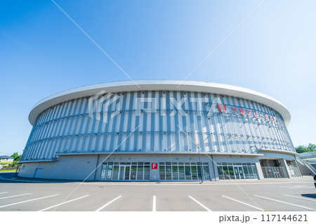 「青森県」快晴の空とYSアリーナ八戸（長根屋内スケート場）　八戸市 117144621